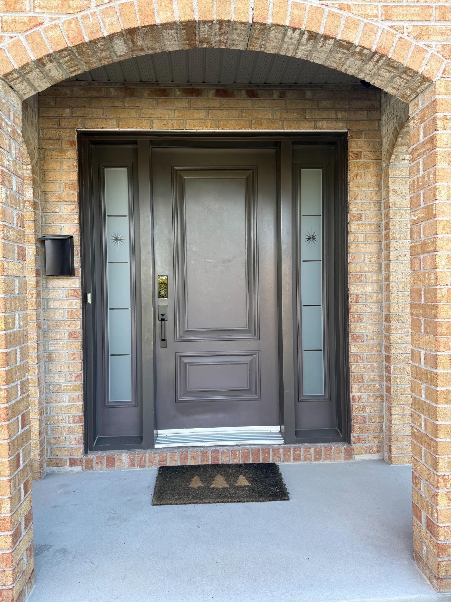 Remise à neuf d’une porte d’entrée — avant